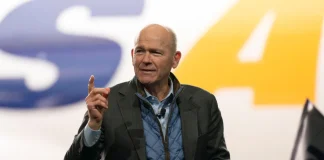 Boeing stockholders reelect outgoing CEO Dave Calhoun to board