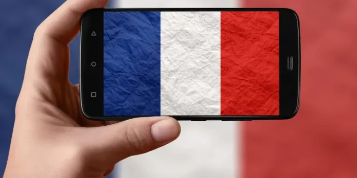 france-flag-phone-screen-smartphone-hand-photographing-flag-750x375-1