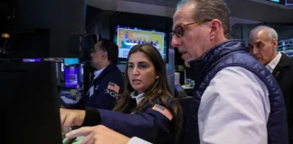 S&P 500 closes flat near record, posts winning week
