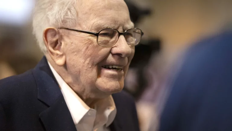 Warren Buffett amasses more cash and sells more stock, but doesn’t explain why in annual letter