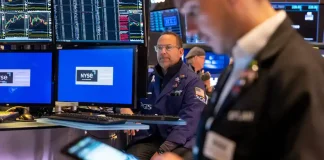 Dow sinks 800 points as bond market starts to freak out over Trump’s tax bill