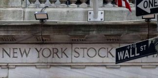 S&P 500 ends slightly up; traders watch US-China trade talks