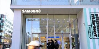 Samsung Chip Profit Tumbles While Investors Seek Bottom