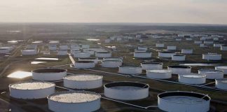 Oil Holds Gain as Traders Weigh Signals of Near-Term Tightness