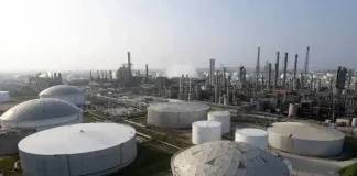 Oil Steadies as Industry Report Points to Gain in US Stockpiles