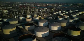 Oil Holds Gain After Biggest Drop in US Stockpiles in Two Months