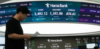 Asian shares trade mixed after US stocks set more records