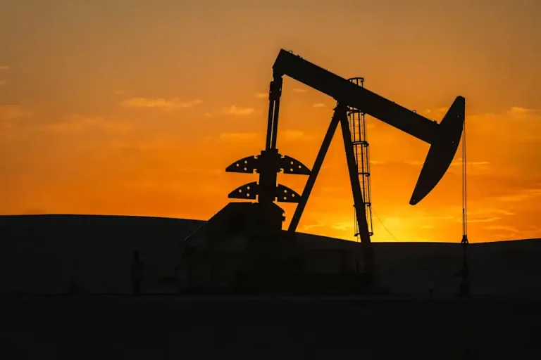 Oil Drifts as Traders Wait for OPEC+ and Next US Move on Russia
