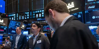 Retail Crowd Beats the S&P 500 as Soaring Trading Sparks Concern