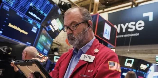 Asian shares slip after Wall Street logs its worst day in 3 weeks