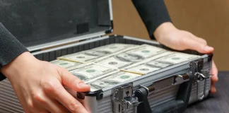 Dollar Pushes Higher as Stocks Weaken