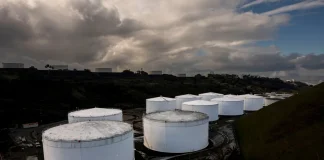 Oil Holds Modest Gain With Focus on Ukraine Talks, Venezuela