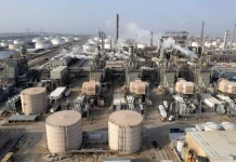 Oil Holds Two-Day Gain With Focus on Ukraine Talks and Surplus