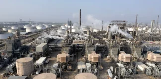 Oil Holds Two-Day Gain With Focus on Ukraine Talks and Surplus