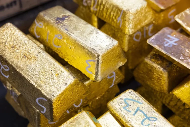 Gold Retreats as Strong US Jobs Report Dims Rate-Cut Prospects