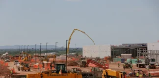 Oracle beats Q3 expectations, raises 2027 revenue outlook sending stock higher