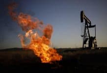 Oil Climbs as US Weighs Iran Proposal With Hormuz Still Shut