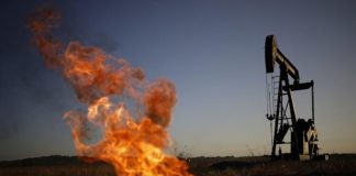 Oil Climbs as US Weighs Iran Proposal With Hormuz Still Shut