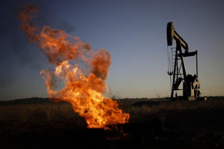 Oil Climbs as US Weighs Iran Proposal With Hormuz Still Shut